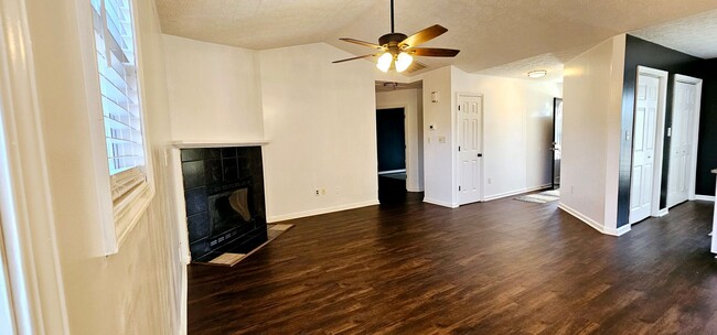 Building Photo - No HOA! Peaceful Cul-de-Sac Living with Ou...