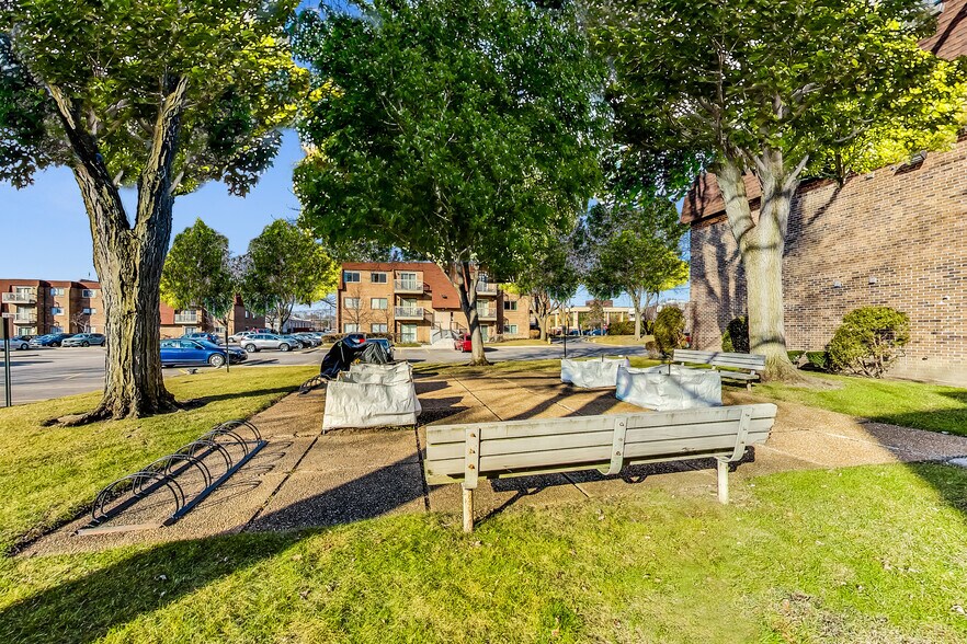 Building Photo - 613 W Central Rd