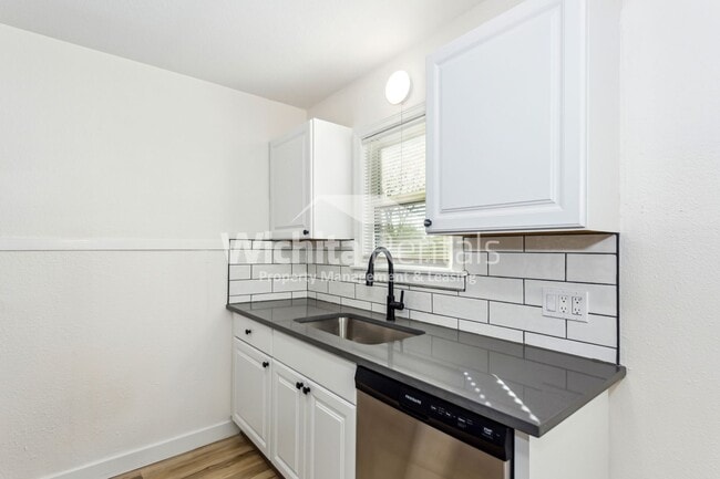 Building Photo - 3 bedroom 1 bath home - North Riverside