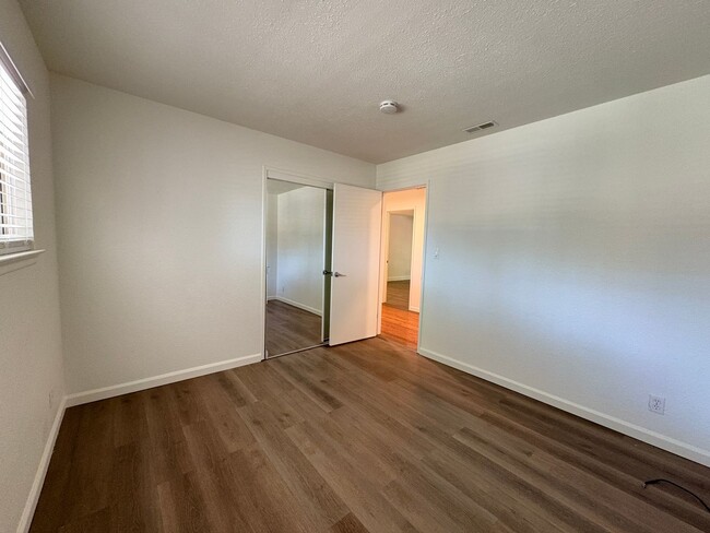 Building Photo - Beautiful 3 Bed, 2 Bath Home in a Desirabl...