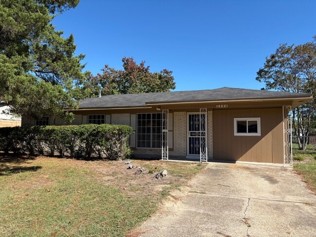 Building Photo - Gorgeous 4 bedroom/1.5 bath house with Central Air & Heat