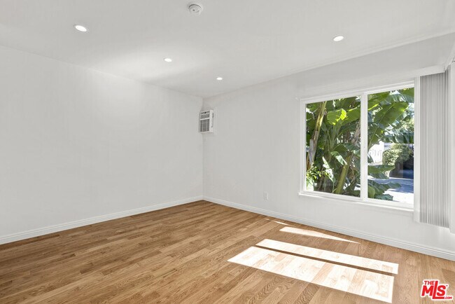 Building Photo - 1233 N Harper Ave