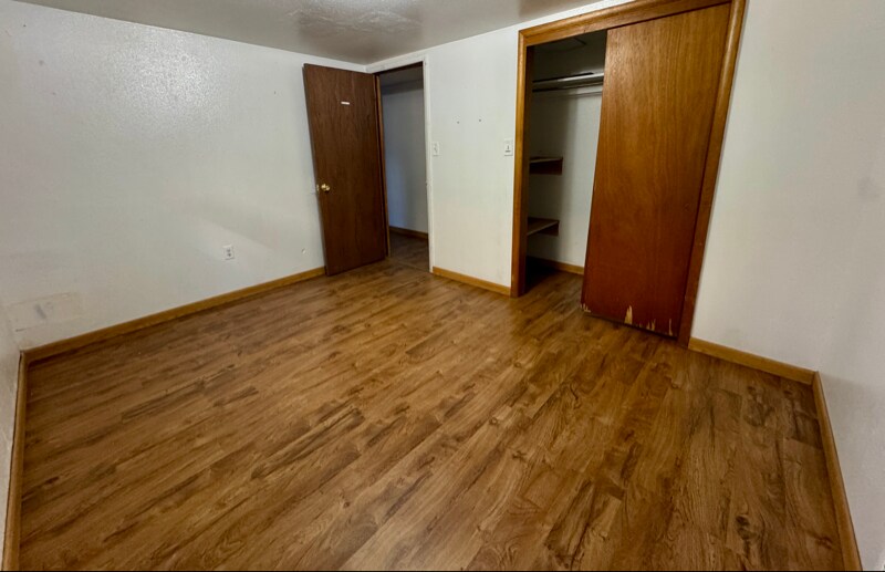 Building Photo - 302 W 7th St