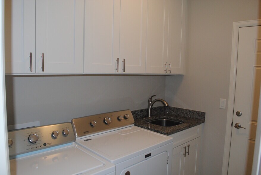 Building Photo - 454 Lewis St