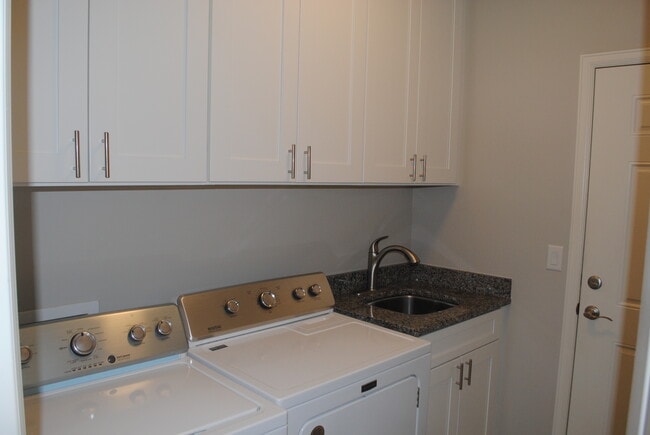 Building Photo - 454 Lewis St