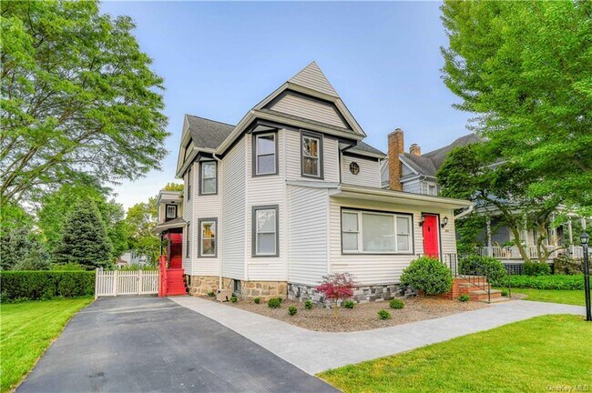 Building Photo - 105 Main St