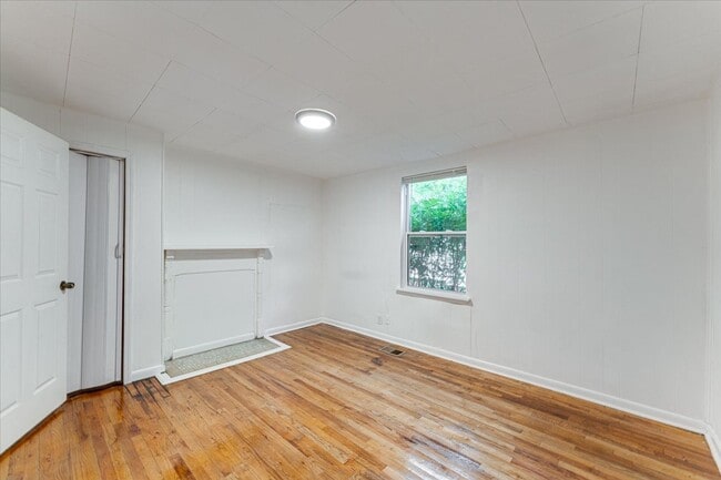 Building Photo - Charming Craftsman Bungalow — 727?N?Holly?...