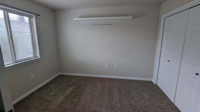 Building Photo - 3 Bed 2.5 Townhome