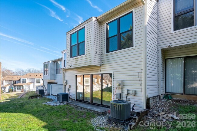 Building Photo - 10943 Carmel Crossing Rd