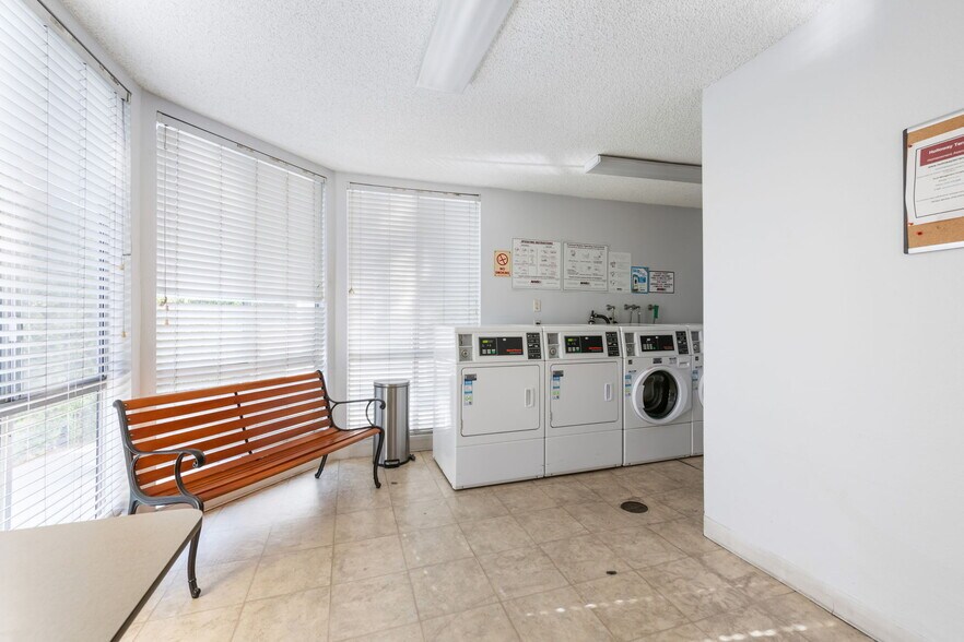 Building Photo - 8530 Holloway Dr