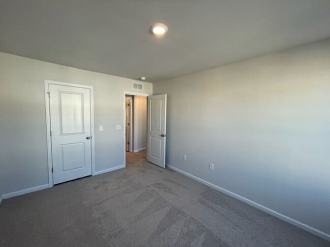 Building Photo - 5010 Tura St