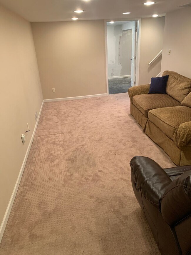Building Photo - Lovely Ranch Home with Hardwood Floors and...