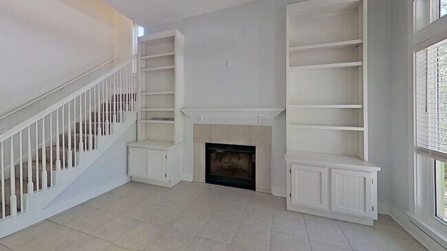 Building Photo - 3 Bdrm Home with 3rd floor loft in Pt Washington