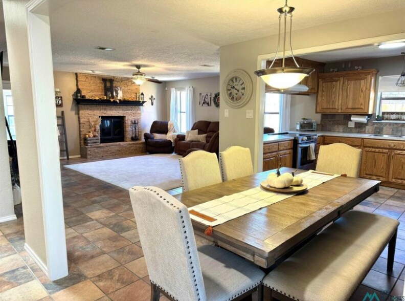 Building Photo - 413 Rosewood Dr