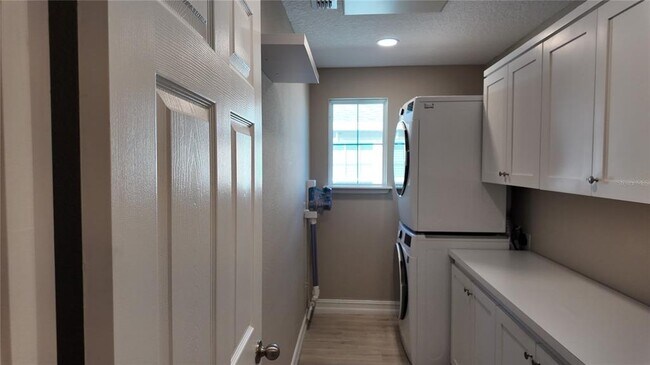 Building Photo - 8764 Lookout Pointe Dr