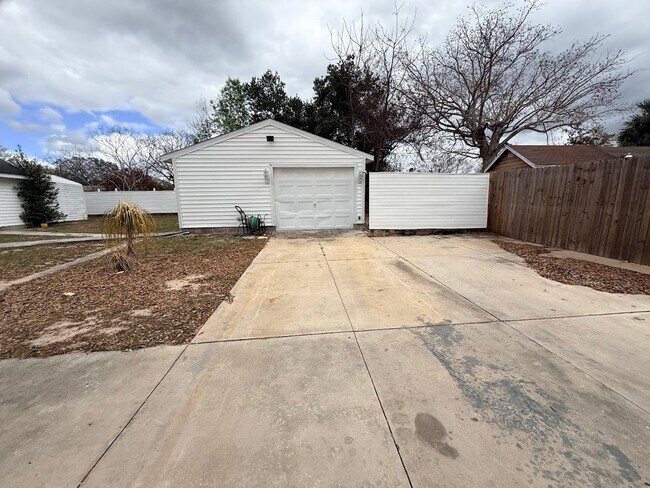 Building Photo - Large and Spacious 3/3 on near half acre NO HOA!