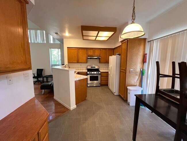 Building Photo - Bright & Spacious 4BR/3BA Home in Desirable East Davis – 1,980 Sq Ft