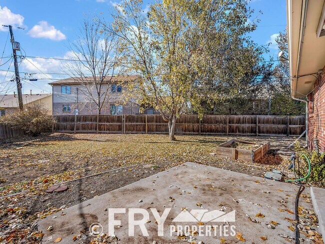 Building Photo - Updated Duplex on Large Lot in Great Location