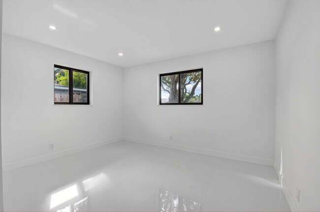 Building Photo - 513 Lindell Blvd