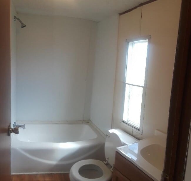 Building Photo - Large open floor plan 3BDR 2BA