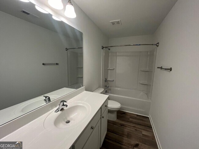 Building Photo - 2213 Boxwood Cir