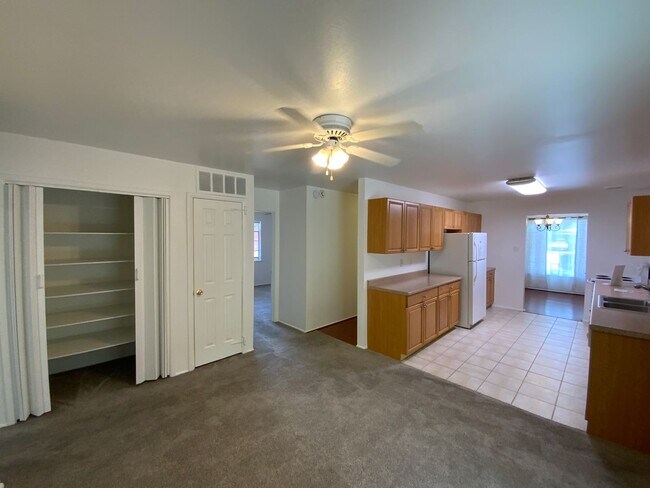 Building Photo - 3 Bedroom Single Story Available Near Coma...