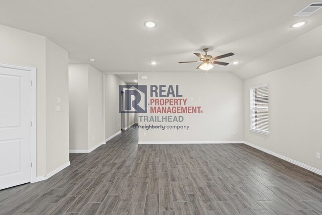 Building Photo - Stunning 4-Bed, 2-Bath Home in a Great Loc...