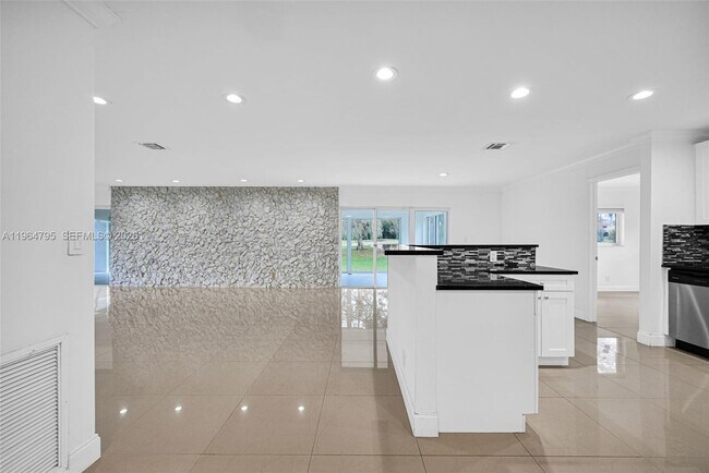 Building Photo - 820 E Cypress Ln