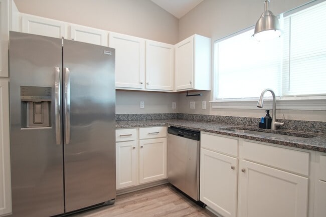 Building Photo - Gulf Breeze 3BR/2BA Townhome – Vaulted Cei...