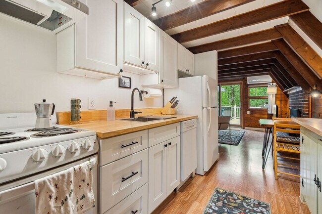 Building Photo - 51 Lake Pines Cir