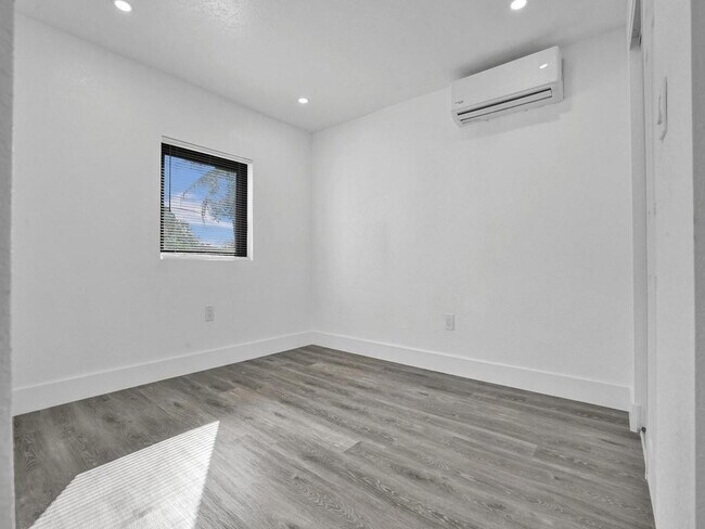 Building Photo - 940 SW 28th St