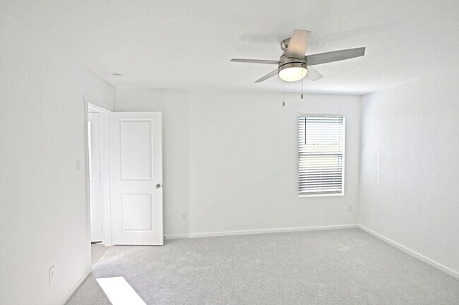 Building Photo - 1601 Tiptop Mdw