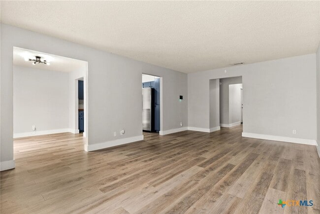 Building Photo - 2606 Lake Rd