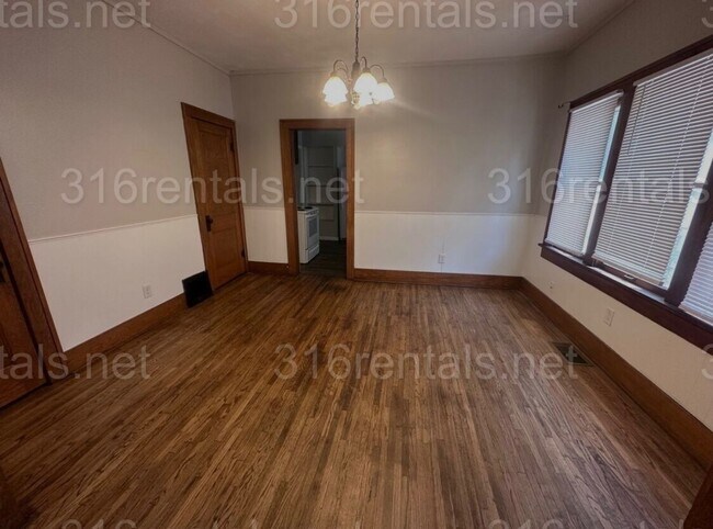 Building Photo - $775 - 2 bed 1 bath - Delightful and spaci...