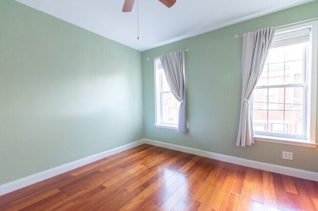 Building Photo - Excellent South Philadelphia Row Home