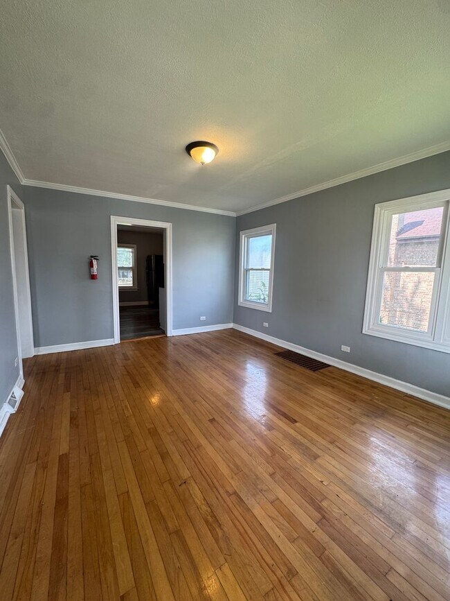 Building Photo - 2 Bedroom 1 Bathroom house in Calumet Park...