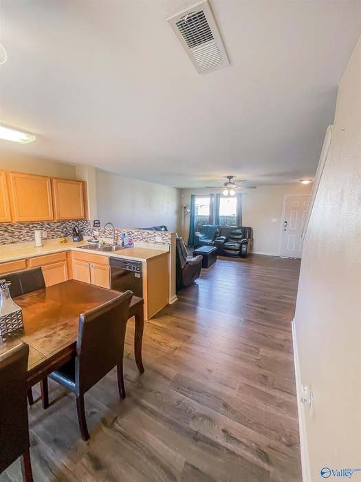 Building Photo - 3284 Castlecreek Dr