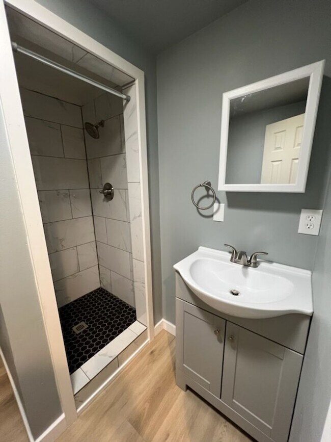 Building Photo - 909 N Western Ave