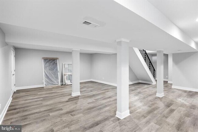 Building Photo - 132 Kossuth St