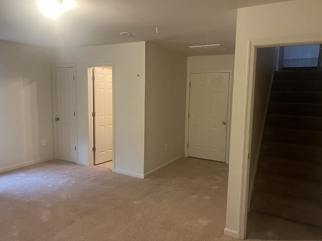 Building Photo - Spacious End-Unit Townhouse with 3 Beds, 3...