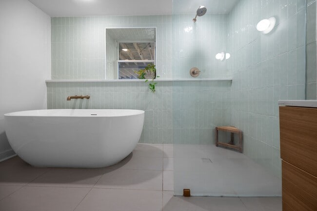 Building Photo - 1601 Golf St