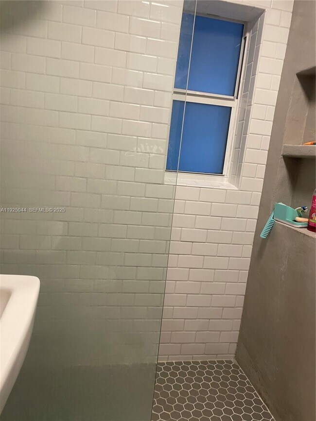 Building Photo - 705 E 9th Ct