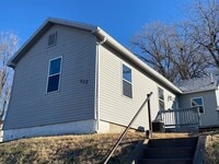 Building Photo - Two bedroom single family house within walking distance of Blessing Hospital.