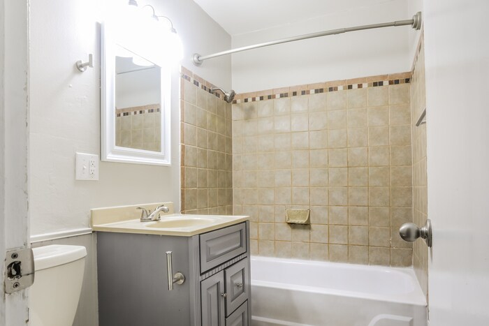 Building Photo - 904 NE 67th St