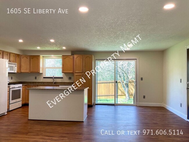 Building Photo - Bright & Spacious 3BR/2BA Home with Ample ...