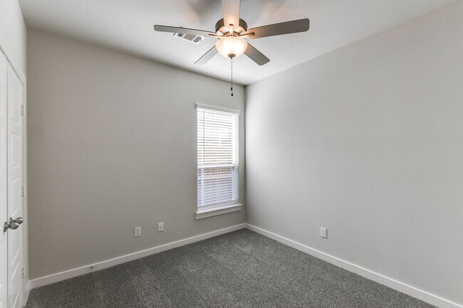 Building Photo - 653 Blackland dr