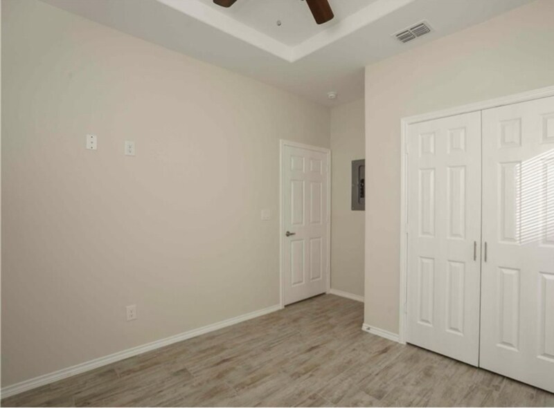 Building Photo - 4906 N Hiawatha Dr