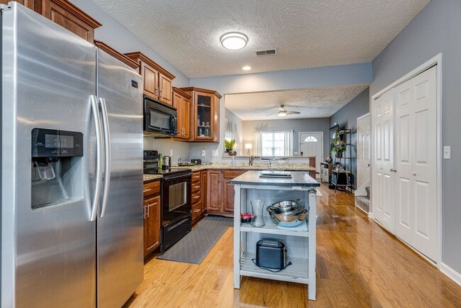 Building Photo - 2 BEDROOM 2 BATH TOWNHOME CLOSE TO DOWNTOWN