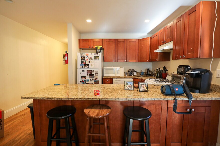 Primary Photo - 63 Egmont St