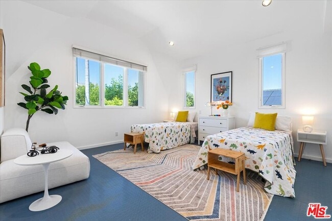 Building Photo - 211 S Valley St